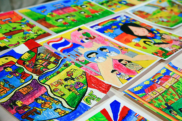 포토 JPG 해외이미지 꽃 행복 종이 어린이 백그라운드 일러스트 학교 가족 탁자 조류 하늘 엄마 주택 창조 선물 사랑 미술 미소 사람 소년 사람없음 빨간색 초록색 파란색 태양 연필 노란색 페인트 흰색 아빠 개 만화 스케치 그림 크레파스 S 해외202004 해외포토 자연요소 식물 동물 알파벳 교육 남자 감정 컬러 가구 포유류 관계 문화예술 학용품 표정 건물 필기구 파일형식 이미지허브