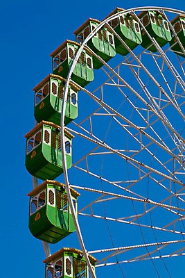 포토 JPG 해외이미지 전통 공원 문화 포즈 모션 하늘 휴가 사람없음 야외 파란색 금속 축제 놀이공원 바퀴 원형 승차 큼 서커스 철 흥분 회전목마 공평 돌리기 되감기 철강 테마 해외202004 해외포토 도형 공공시설 감정 컬러 재질 테마파크 놀이기구 크기 파일형식 이미지허브