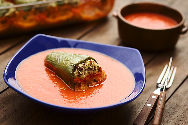 포토 JPG 해외이미지 접시 음식 토마토 고추 밥 육류 요리 사람없음 가로 식사 사발 굽기 가득함 후추 폭식 다진 땅바닥 스터핑 해외202004 해외포토 식기 채소 식재료 바닥 사기그릇 구이 향신료 파일형식 이미지허브