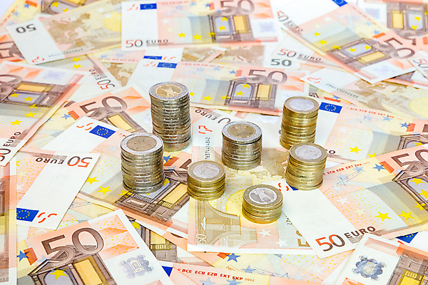 포토 JPG 해외이미지 지폐 돈 성공 사람없음 금융 세일 쌓기 동전 펼침 저축 유로 우승 재산 고급 가격 심볼 무역 투자 보험 대출 빚 고용 렌탈 매각 세금 수입 의무 해외202004 해외포토 산업 컨셉 비즈니스 모션 경제 구직 최고 채용 파일형식 이미지허브