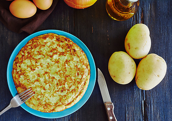 포토 JPG 해외이미지 전통 접시 음식 부분 양파 감자 옥수수 요리 사람없음 목재 계란 저녁식사 튀김 스페인 오믈렛 점심식사 스페인어 타파스 핸드메이드 해외202004 해외포토 나무 식기 유럽 채소 재료 곡류 알 식사 애피타이저 계란요리 파일형식 이미지허브