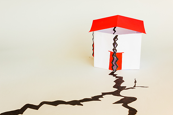 포토 JPG 해외이미지 주택 안전 사람없음 흙 고통 엔지니어 균열 위험 토론 땅 보안 비극 왜곡 지진 취급주의 해외202004 해외포토 감정 컨셉 모션 경고 건물 기술자 자연재해 파일형식 이미지허브