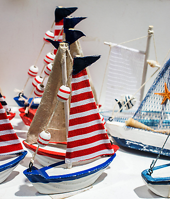 포토 JPG 해외이미지 모델 어린이 바다 여행 백그라운드 요트 교통시설 상상 놀이 항해 사람없음 파란색 장난감 미니어처 흰색 보트 작음 함선 고립 해외202004 해외포토 컬러 교통 배_교통 사람 모형 크기 시설 파일형식 이미지허브