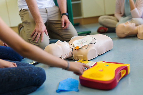 포토 JPG 해외이미지 여자 남자 어린이 앉기 여러명 상반신 성인 옆모습 터치 하반신 무릎꿇기 마네킹 연습 심폐소생술 어린이만 자동제세동기 해외202004 해외포토 뷰포인트 다수 의학 모션 사람 파일형식 이미지허브