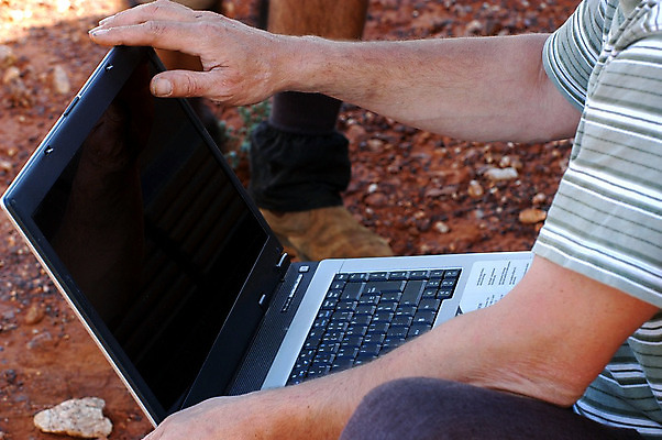 포토 JPG 해외이미지 라이프스타일 남자 길 스포츠 여행 포즈 지도 인터넷 통신 자국 자연 기술 사람 사람없음 야외 컴퓨터 여행객 디지털 스크린 장비 인공위성 자유 정보 네트워크 호주 계획 휴대용 방향 검색 전자 네비게이션 혁명 GPS 혼란 항해사 해외202004 해외포토 직업 컨셉 생활 전자제품 오세아니아 오브젝트 생태계 파일형식 이미지허브