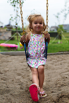 포토 JPG 해외이미지 캐릭터 라이프스타일 응시 공원 행복 감정 어린이 포즈 장난 건강 한명 미소 사람 야외 초록색 여름 금발 운동 봄 활발 표현 입 달콤 맛 놀이터 만족 그네 성격 소셜 천진난만 해외202004 해외포토 1 헤어스타일 시선 계절 공공시설 컬러 컨셉 놀이 표정 생활 신체부위 파일형식 이미지허브