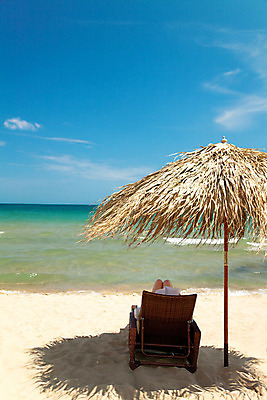 포토 JPG 해외이미지 백인 구름 계절 모래 파도 바다 섬 여행 하늘색 의자 우산 자연 하늘 휴가 휴식 사람 풍경 해변 사람없음 야외 목재 책 세로 물 여름 파란색 독서 침묵 만 휴게실 고독 읽기 휴양지 양산 캔버스 석호 이국적 터키석 파라다이스 해외202004 해외포토 자연요소 서양인 나무 감정 컬러 가구 컨셉 재료 모션 소리 장소 보석 생태계 파일형식 이미지허브