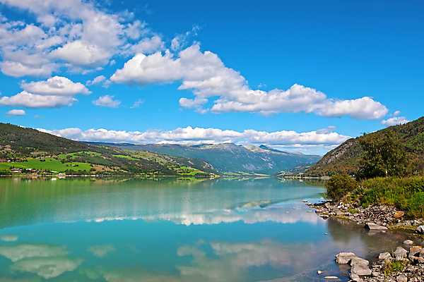 포토 JPG 해외이미지 나무 식물 구름 유럽 호수 바다 여행 자연 하늘 산 노르웨이 풍경 사람없음 물 여름 파란색 반사 평화 마을 침묵 바위 언덕 지역 내추럴 스칸디나비아 전국 해외202004 해외포토 자연요소 계절 나라 컬러 컨셉 소리 돌_바위 생태계 파일형식 이미지허브