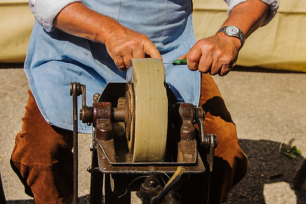 포토 JPG 해외이미지 직업 1 남자 사람 사람없음 수확 바위 도구 공구 업무 작업 바퀴 칼날 작업실 칼 자르기 복고 날카로움 옛날 철강 해외202004 해외포토 농업 모션 돌_바위 파일형식 이미지허브