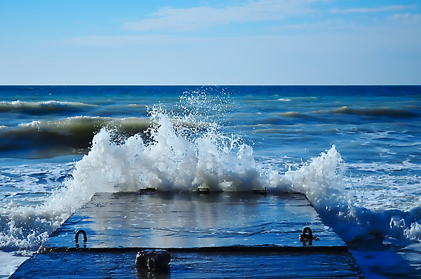 포토 JPG 해외이미지 파도 바다 자연 바람 날씨 해변 사람없음 가로 물 파란색 항구 힘 거품 손상 분노 바위 신선 황무지 가장자리 떨어짐 위험 분무기 단절 때리기 콘크리트 투쟁 힘찬 해외202004 해외포토 자연요소 감정 컬러 컨셉 교통시설 모션 돌_바위 둘레 생태계 파일형식 이미지허브