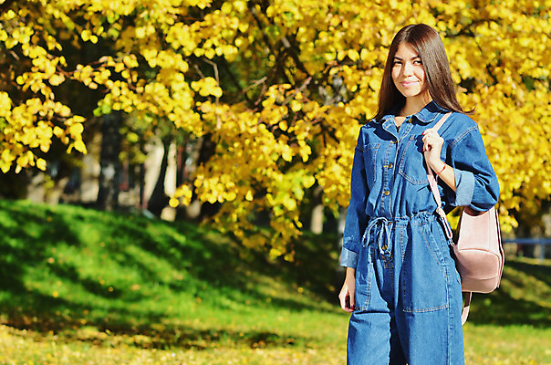 포토 JPG 해외이미지 나무 학생 라이프스타일 계절 공원 여자 교육 행복 분홍색 잎 배낭 학교 자연 휴가 갈색머리 한명 미소 사람 동양인 성인 야외 노란색 산책 가을 청바지 황금 대학교 해외202004 해외포토 식물 1 헤어스타일 공공시설 감정 컬러 가방 바지 휴식 표정 인종 생활 생태계 파일형식 이미지허브