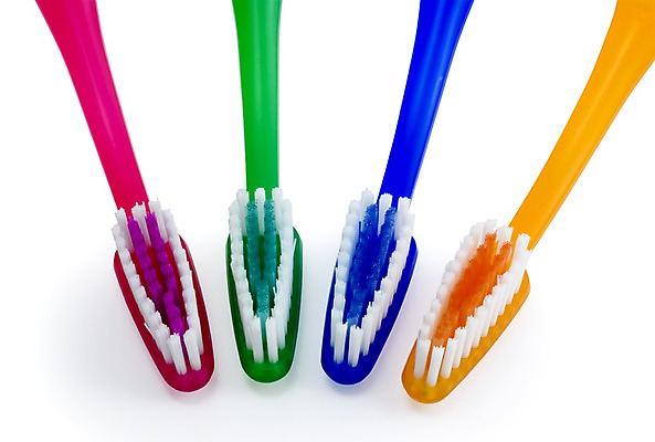 포토 JPG 해외이미지 장신구 사람없음 빨간색 초록색 파란색 욕실 흰색 붓 황금 치아 칫솔 플라스틱 고립 위생관리 해외202004 해외포토 컬러 재질 관리 위생용품 소화기관 파일형식 이미지허브