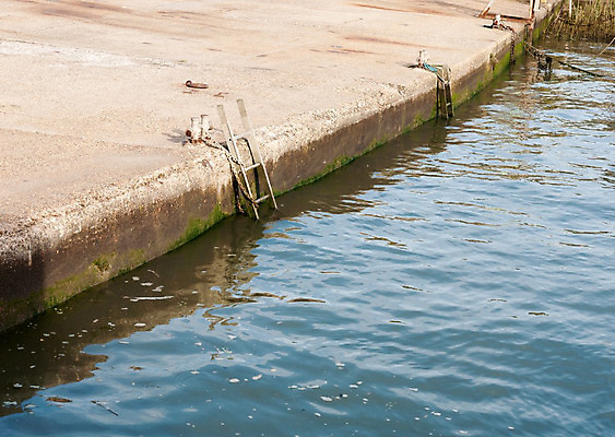 포토 JPG 해외이미지 호수 벽 바다 백그라운드 요트 사다리 항해 안전 풍경 사람없음 야외 목재 가로 빨간색 물 반사 계단 금속 항구 장비 흰색 긴급 보트 구출 심볼 방파제 부둣가 고립 옛날 콘크리트 해외202004 해외포토 자연요소 나무 공공시설 컬러 배_교통 재료 교통시설 재질 도구 도움 파일형식 이미지허브