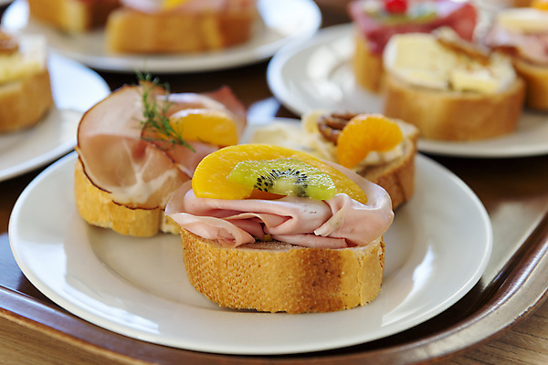 포토 JPG 해외이미지 음식 치즈 샌드위치 건강 육류 요리 씨앗 사람없음 빨간색 초록색 파티 식당 추위 햄버거 흰색 신선 클래식 상추 먹기 오브젝트 햄 마요네즈 번 해로움 해외202004 해외포토 식물 빵 컬러 컨셉 채소 식재료 모션 유제품 패스트푸드 이벤트 상점 소스_음식 파일형식 이미지허브