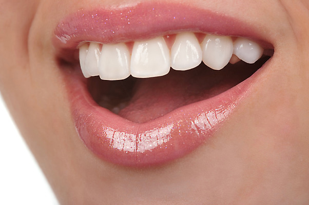 포토 JPG 해외이미지 치과 미소 신체부위 입 치아 립글로스 위생관리 치아건강 치아교정 해외202004 해외포토 표정 건강 병원 관리 사람 화장품 소화기관 교정 파일형식 이미지허브