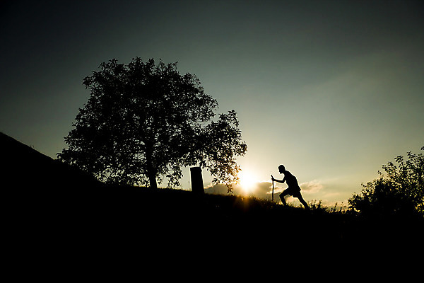 포토 JPG 해외이미지 구름 실루엣 유럽 자연 하늘 성공 산 한명 경사 태양 힘 트래킹 직원 눈금 오르기 기어 루마니아 골 해외202004 해외포토 자연요소 1 나라 컨셉 모션 레저 촬영기법 사람 생태계 파일형식 이미지허브