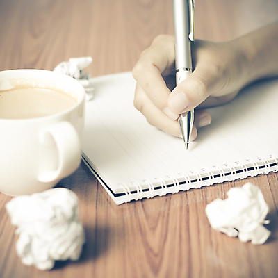 포토 JPG 해외이미지 손 커피 실내 신체부위 펜 공책 기록 잡기 종이뭉치 해외202004 해외포토 종이 음료 모션 문구용품 사람 내부 필기구 뭉치 파일형식 이미지허브