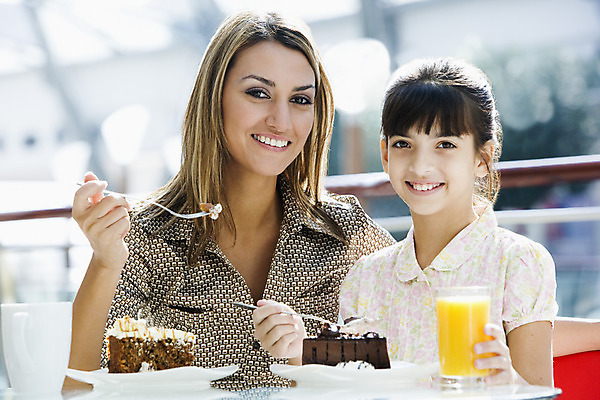 포토 JPG 해외이미지 주간 백인 여자 딸 감정 커피 음료 음식 중동 가족 디저트 실내 요리 내부 두명 주스 마시기 먹기 레시피 해외202004 해외포토 자연요소 서양인 나라 관계 모션 사람 파일형식 이미지허브