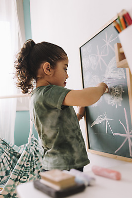 포토 JPG 해외이미지 교육 어린이 컨셉 학교 놀이 창조 미술 한명 사람 취미 칠판 유치원 흰색 그리기 그림 분필 예술가 개발 지능 초보 해외202004 해외포토 1 컬러 모션 문화예술 초크 파일형식 이미지허브