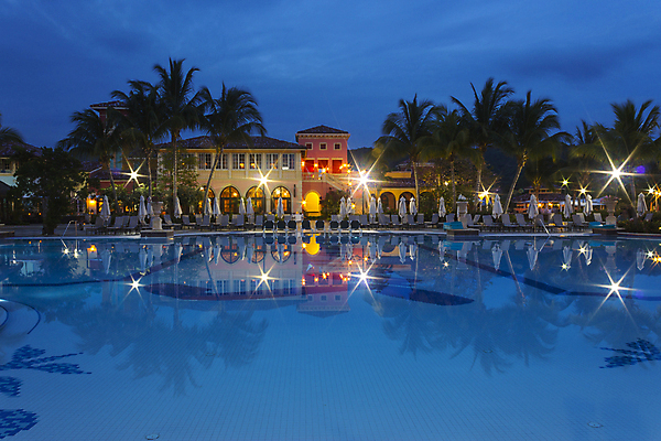 포토 JPG 해외이미지 분홍색 전등 사람없음 초록색 파란색 야자수 노란색 일몰 샌들 당구 서인도제도 자메이카 해외202004 해외포토 나무 컬러 신발 북아메리카 조명 구기 노을 파일형식 이미지허브