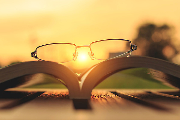 포토 JPG 해외이미지 교육 종이 안경 백그라운드 컨셉 비즈니스 탁자 이야기 사람없음 목재 책 스터디 태양 일몰 정보 흰색 오픈 닫기 도서관 읽기 교과서 대학교 문학 페이지 사전 해외202004 해외포토 자연요소 나무 잡화 컬러 가구 재료 학교 모션 교재 학습 노을 파일형식 이미지허브