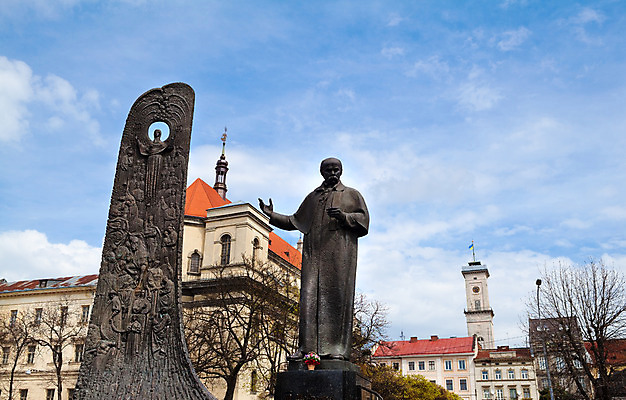 포토 JPG 해외이미지 구름 유럽 여행 건축양식 하늘 날씨 거리 사람없음 야외 건물 파란색 도시풍경 여행객 봄 도시 시력 타운 시청 천연기념물 시인 옛날 우크라이나 해외202004 해외포토 자연요소 직업 건축물 계절 건축 나라 컬러 사람 풍경 관공서 파일형식 이미지허브