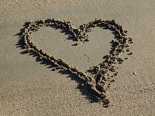 포토 JPG 해외이미지 모래 파도 섬 결혼 휴가 휴식 함께함 발렌타인데이 사랑 사람없음 여름 평화 하트 뜨거움 그리기 가장자리 성자 열정 용서 8월 7월 낭만주의 해외202004 해외포토 모양 계절 감정 종교 바다 컨셉 모션 데이이벤트 이벤트 날짜 둘레 파일형식 이미지허브