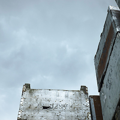 포토 JPG 해외이미지 주간 구름 산업 하늘 사람없음 목재 파란색 상자 갈색 쌓기 힘 회색 추위 기둥 모서리 가장자리 은색 큼 컨테이너 스크래치 고체 해외202004 해외포토 자연요소 나무 건축 컬러 재료 모션 둘레 크기 파일형식 이미지허브