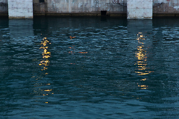 포토 JPG 해외이미지 유럽 바다 섬 여행 교통시설 휴가 전등 항해 안전 사람없음 야외 물 파란색 여행객 항구 흰색 만 보트 크루즈 함선 해외202004 해외포토 자연요소 나라 컬러 교통 배_교통 조명 사람 시설 파일형식 이미지허브
