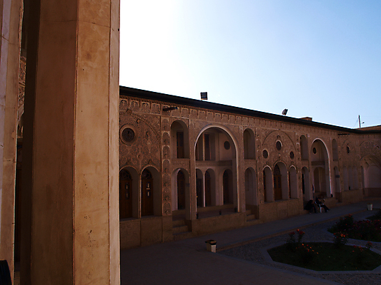 포토 JPG 해외이미지 전통 외관 벽 건축양식 창문 유리 벽돌 주택 3 미술 사람없음 야외 건물 목재 장식 갈색 화려 역사 아치 안심 직사각형 고딕 석고 옛날 이란 스타일 해외202004 해외포토 도형 나무 건축물 건축 컬러 컨셉 재료 중동 재질 문화예술 육류 파일형식 이미지허브