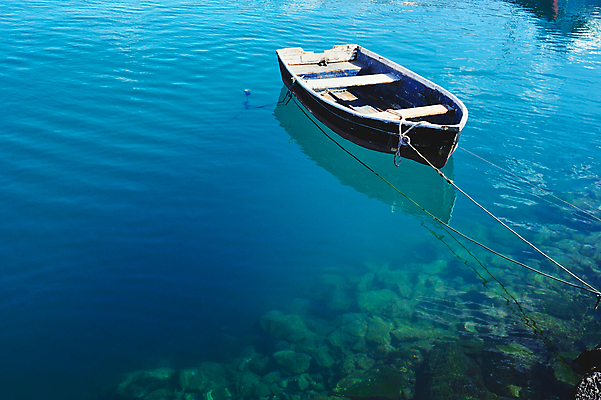 포토 JPG 해외이미지 물결 파도 바다 여행 자연 표면 낚시 항해 사람없음 야외 목재 물 파란색 빛 햇빛 반사 맑음 흐름 만 투명 보트 매끈함 포트 석호 옛날 터키석 혼자 해외202004 해외포토 자연요소 나무 컬러 컨셉 배_교통 재료 레저 날씨 태양 감각 보석 생태계 파일형식 이미지허브