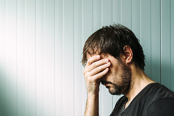 포토 JPG 해외이미지 백인 감정 얼굴 한명 성인 머리 슬픔 표현 고민 걱정 문제 미안 심각 우울증 트러블 혼란 카피스페이스 해외202004 해외포토 서양인 1 컨셉 사람 신체부위 공백 질병 사죄 파일형식 이미지허브