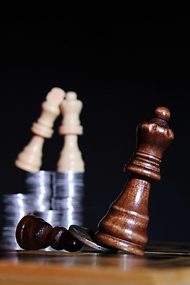 포토 JPG 해외이미지 이동 돈 비즈니스 관계 미술 사람없음 숫자 동전 영혼 체스말 체스 계획 왕 오브젝트 속도 전쟁 여왕 욕심 해외202004 해외포토 문자 컨셉 놀이 문화예술 말_게임 재산 파일형식 이미지허브