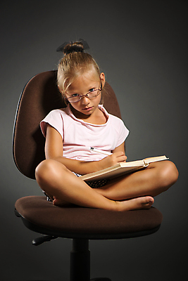 포토 JPG 해외이미지 교육 어린이 포즈 학교 회색배경 피곤 한명 앉기 책 세로 유치원 지루함 고민 신학기 해외202004 해외포토 1 감정 백그라운드 컨셉 모션 사람 회색 파일형식 이미지허브