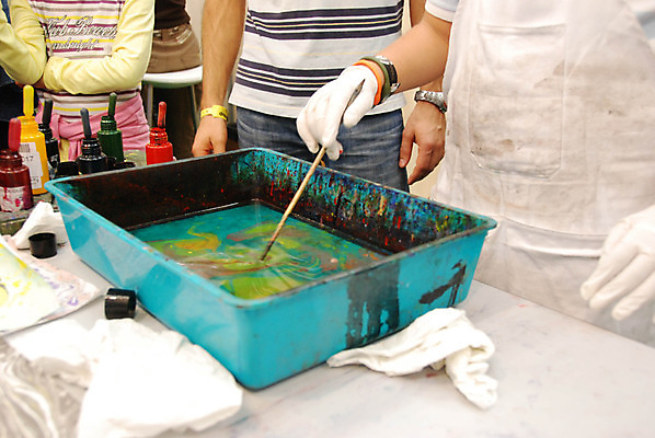 포토 JPG 해외이미지 직업 손 여자 문화 실내 창조 미술 사람 취미 사람없음 페인트 붓 작업 책상 그림 예술가 DIY 해외202004 해외포토 가구 문화예술 내부 신체부위 파일형식 이미지허브