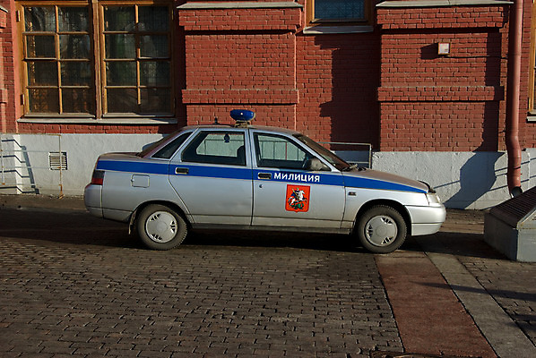 포토 JPG 해외이미지 도로 자동차 벽돌 주택 사람없음 건물 블록 도시 10 경찰 서비스 러시아 모스크바 특별함 해외202004 해외포토 직업 건축물 유럽 길 육상교통 컨셉 교통시설 숫자 파일형식 이미지허브