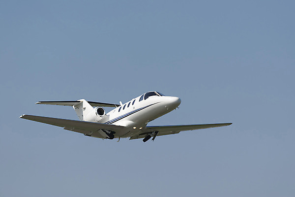 포토 JPG 해외이미지 날개 비즈니스 하늘 비행기 사람없음 파란색 금속 힘 기계 운전 흰색 바퀴 엘리베이터 항공 속도 꼬리 상업 타이어 제트기 이륙 엔진 기어 오르막 대패 착륙 해외202004 해외포토 컬러 항공교통 모션 재질 대중교통 파일형식 이미지허브