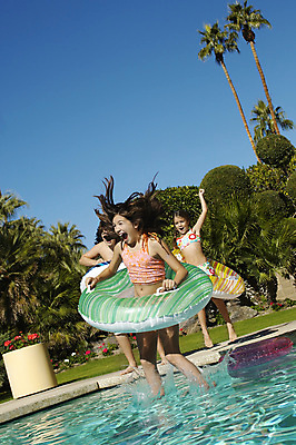 포토 JPG 해외이미지 주간 전신 여자 남자 어린이 수영장 남매 소년 야외 앞모습 옆모습 세명 야자수 점프 잡기 튜브 어린이만 해외202004 해외포토 자연요소 나무 뷰포인트 가족 모션 사람 파일형식 이미지허브