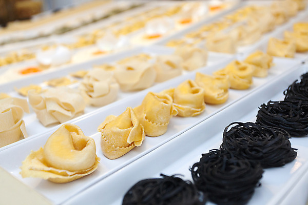 포토 JPG 해외이미지 전통 문화 음식 파스타 건강 종류 요리 사람없음 노란색 주방 계란 식사 저녁식사 이탈리아 시골 신선 맛 밀 유기농 날것 밀가루 성분 점심식사 생식 탈리아텔레 해외202004 해외포토 웰빙 유럽 컬러 컨셉 곡류 서양음식 알 가루 파스타면 파일형식 이미지허브