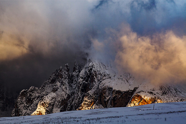 포토 JPG 해외이미지 나무 계절 공원 유럽 여행 백그라운드 겨울 자연 하늘 휴가 산 파노라마 국립공원 풍경 사람없음 야외 파란색 여행객 마을 계곡 놀람 이탈리아 하이킹 추위 가을 보트 숲 휴양지 알프스 완벽 절정 눈내림 해외202004 해외포토 식물 공공시설 감정 나라 컬러 컨셉 배_교통 레저 눈_날씨 촬영기법 표정 사람 장소 생태계 파일형식 이미지허브