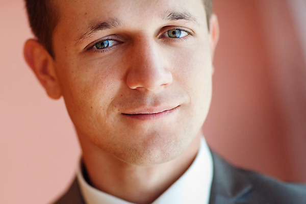 포토 JPG 해외이미지 백인 1 라이프스타일 손 응시 남자 행복 얼굴 결혼 성공 결혼식 남편 넥타이 사랑 한명 사람 정장 성인 머리 유행 흰색 비즈니스맨 우아함 저녁 스마트 싱글 스타일 해외202004 해외포토 서양인 시선 잡화 옷 감정 컬러 컨셉 비즈니스 이벤트 생활 신체부위 직장인 야간 파일형식 이미지허브