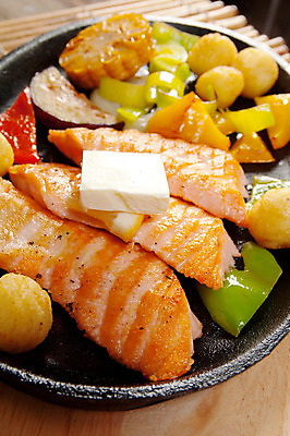 포토 JPG 해외이미지 접시 아시아 문화 음식 백그라운드 잎 다이어트 채소 건강 육류 어류 스테이크 요리 동양인 사람없음 노란색 식당 일본 식사 저녁식사 신선 뜨거움 황금 그릴 바비큐 먹기 해산물 준비 날것 연어 동쪽 점심식사 해외202004 해외포토 식물 식기 나라 컬러 식재료 모션 주방용품 서양음식 인종 상점 수중동물 방향 파일형식 이미지허브