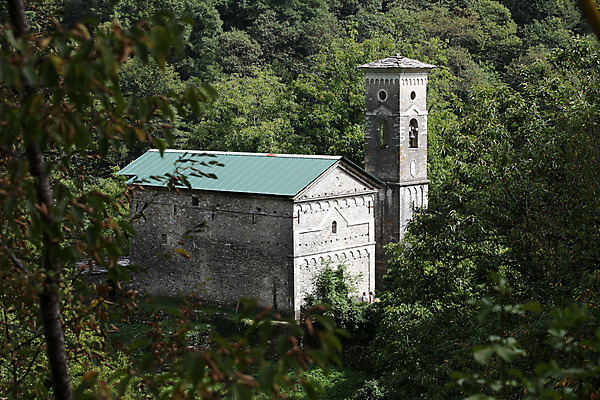 포토 JPG 해외이미지 전통 유럽 호수 섬 건축양식 자연 지붕 주택 사람없음 산타클로스 교회 탑 바위 중세 성자 숲 댐 타일 언덕 지역 바실리카 석판 옛날 토스카나 파스텔톤 해외202004 해외포토 건축물 공공시설 건축 나라 종교 컬러 크리스마스 건물 이탈리아 역사 생태계 파일형식 이미지허브
