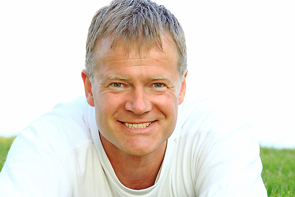 포토 JPG 해외이미지 백인 1 남자 행복 얼굴 중년 컨셉 주택 한명 미소 웃음 사람 야외 금발 흰색 만족 싱글 해외202004 해외포토 서양인 헤어스타일 감정 컬러 표정 성인 건물 신체부위 파일형식 이미지허브