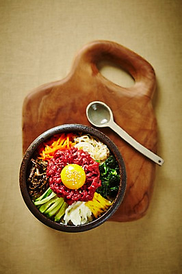 포토 JPG 스튜디오촬영 그릇 한식 음식 도마 실내 사람없음 하이앵글 숟가락 비빔밥 육회비빔밥 플랫레이 국내포토 식기 뷰포인트 주방용품 수저 내부 플랫 육회 파일형식