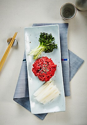 포토 JPG 스튜디오촬영 접시 한식 음식 젓가락 실내 사람없음 하이앵글 배 찻잔 삼베 무순 육회 수저받침대 플랫레이 국내포토 식기 뷰포인트 과일 잔 수저 생고기 내부 플랫 받침대 새싹채소 파일형식 천_직물