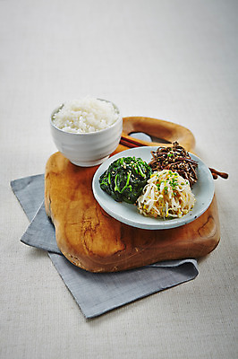 포토 JPG 스튜디오촬영 접시 한식 음식 젓가락 도마 실내 사람없음 삼베 밥그릇 쌀밥 고사리 숙주나물 시금치나물 산나물 국내포토 그릇 식기 채소 밥 주방용품 수저 내부 나물 파일형식 천_직물