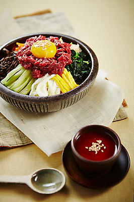 포토 JPG 스튜디오촬영 그릇 한식 음식 실내 사람없음 숟가락 고추장 삼베 비빔밥 종지 육회비빔밥 국내포토 식기 수저 내부 양념 육회 파일형식 천_직물
