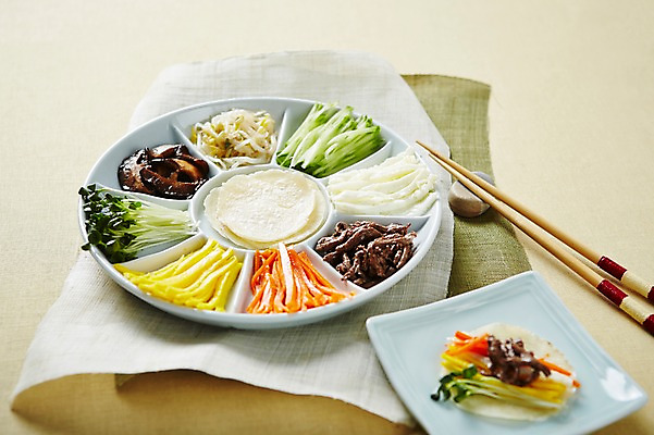 포토 JPG 스튜디오촬영 접시 한식 음식 젓가락 실내 사람없음 삼베 구절판 수저받침대 국내포토 식기 수저 내부 받침대 파일형식 천_직물