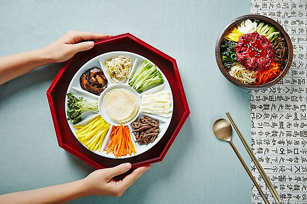 포토 JPG 스튜디오촬영 그릇 접시 손 한식 음식 젓가락 쟁반 실내 한명 사람 신체부위 하이앵글 숟가락 한자 한지 비빔밥 구절판 육회비빔밥 팔각쟁반 플랫레이 국내포토 문자 1 식기 종이 뷰포인트 수저 내부 플랫 육회 파일형식